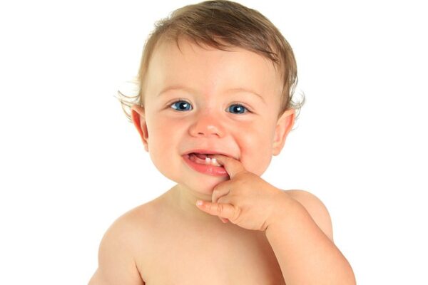 Dấu hiệu bé mọc răng và cách chăm sóc bé khi mọc răng