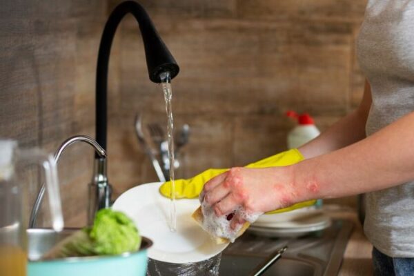 Nên rửa bát bằng nước nóng hay nước lạnh sẽ tốt hơn?